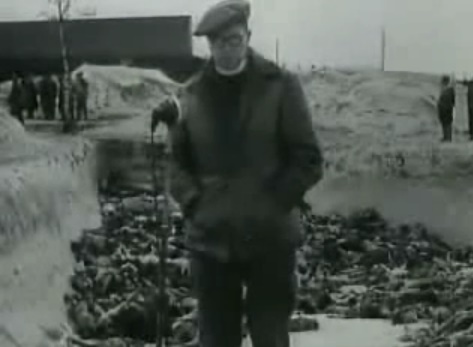 Ein englischer Reporter mit
                              hebräischem Akzent steht vor der
                              Leichengrube, die angeblich am 24. April
                              1945 mit Leichen gefüllt wurde