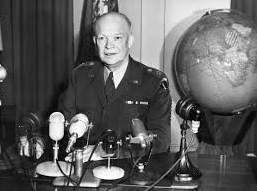 Massenmörder Eisenhower mit
                        "US"-Fahne und Globus