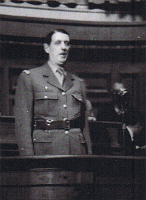 Charles de Gaulle bei einer Radioansprache
                        am 4. Dezember 1945