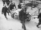 Holocaust: Bunkerbau
in Ebensee, Leichentransport. Holocaust: Bunkerbau in Ebensee,
Leichentransport.