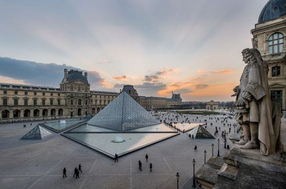 Paris, zwei
                                Glaspyramiden beim Louvre-Museum