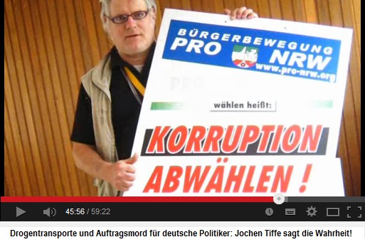 Jochen Tiffe
                                      zeigt ein Plakat von ProNRW gegen
                                      die Korruption in den grossen
                                      Parteien