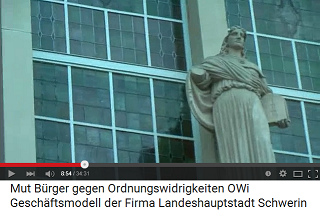 Schwerin, Justizia-Statuen, ein Arm fehlt 02