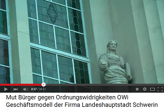 Schwerin, Justizia-Statuen, ein Arm fehlt 03