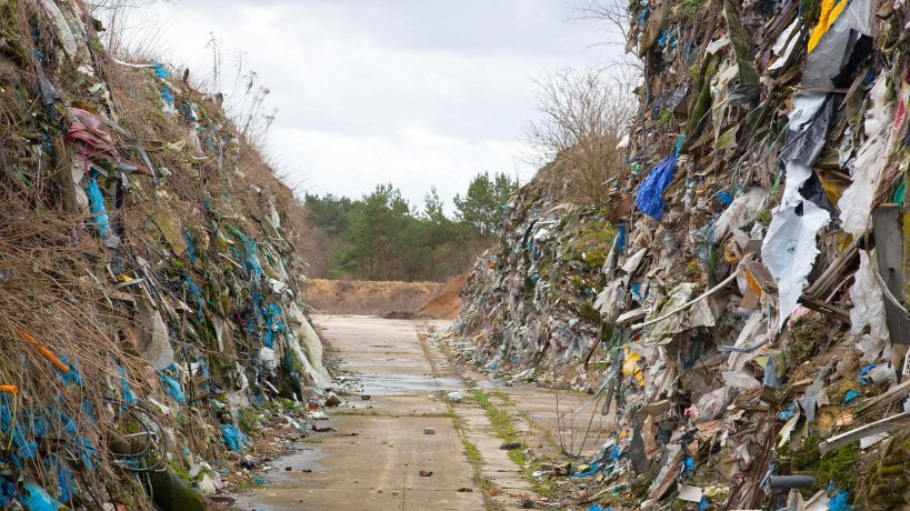 Die M�llberge sind dermassen gross, dass
                      Schneisen gegraben werden, um Wege freizuhalten -
                      Beispiel Brandenburg