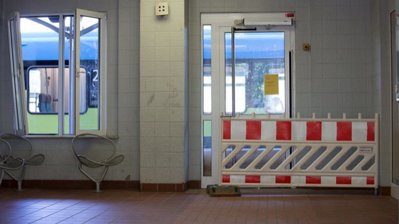 Bad Bentheim (Niedersachsen)
                31.8.2016: Deutsche Baukunst war einmal - Bahnhofst�ren
                durch erh�hten Bahnsteig zugemauert