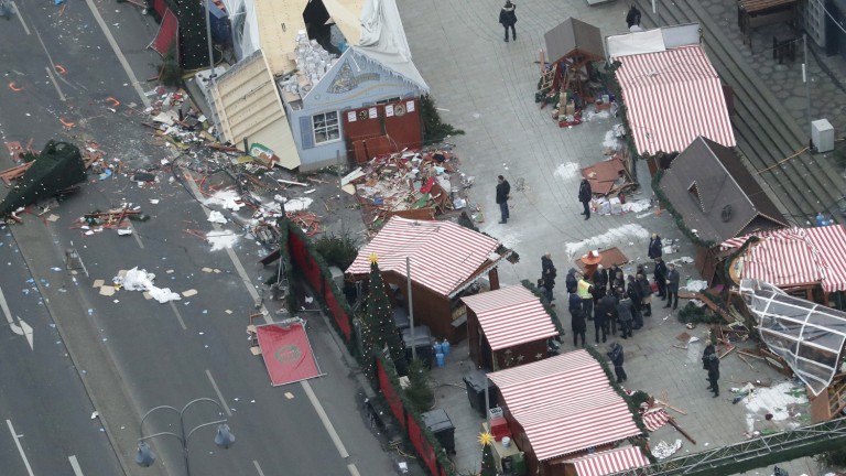 Die Schneise wurde
                          knstlich hergestellt. Es wurde genau ein
                          einziges Huschen plattgemacht.