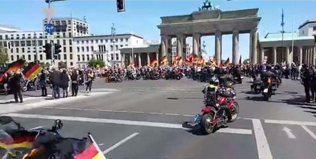 Motorrad-Demonstration vor
              dem Brandenburger Tor in Berlin, 20. Mai 2018 - 01