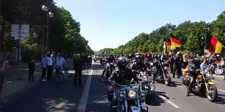 Motorrad-Demonstration vor
              dem Brandenburger Tor in Berlin, 20. Mai 2018 - 02