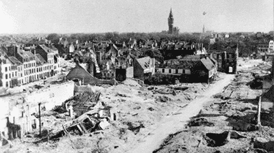 Calais, das
              Zentrum in Ruinen nach deutschem Bombardement, Mai 1940