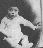 El bebe Adolf Hitler con
                    1 a�o