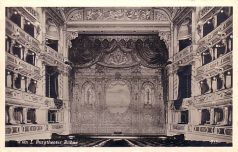 Vienna,
                          teatro "Burgtheater" 04, la sala en
                          1910 apr., la sala provocando Hitler a su
                          megalomania