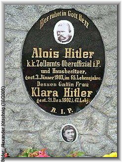 L�pida sepulcral de
                        Alois Schickelgruber y Klara Poelzl en Leonding
                        02, textos (12/08/1860-21/12/1907)
