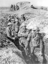 Ypers, infantry with gas mask in a
                              ditch, 1917