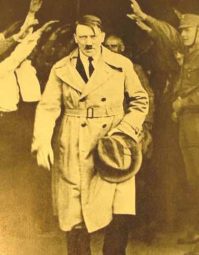 Hitler despu�s de las elecciones
                          saliendo de la casa Brown, 1930