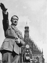 Adolf Hitler con el saludo de Hitler con
                      una catedral al fondo, Nuremberg 1934