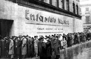 Exhibition "Degenerated
                              Art" in Munich, queue in 1937