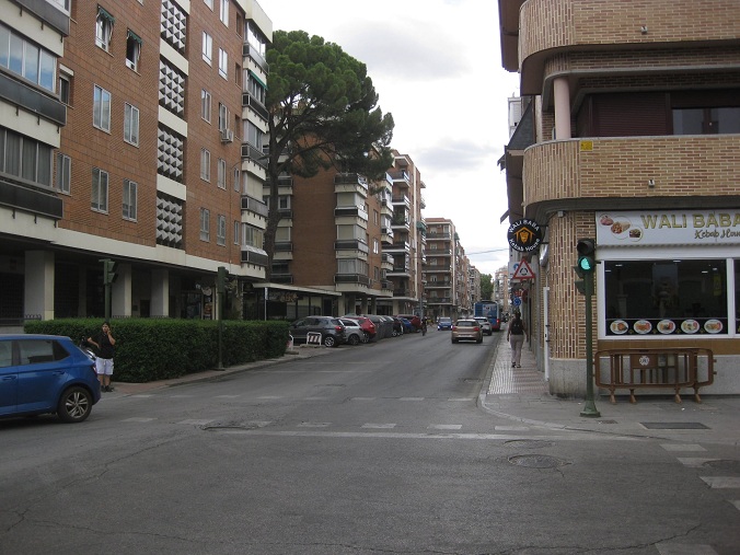 Alcalá cerca de Madrid: Casas en rojo de
ladrillo rojo sin acabar entre la estación y el
centro Alcalá cerca de Madrid: Casas en rojo de
ladrillo rojo sin acabar entre la estación y el
centro