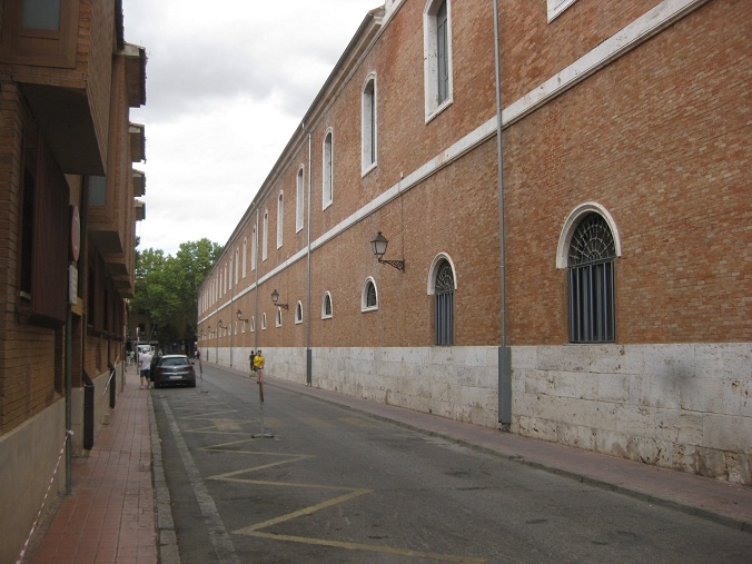 Alcal� cerca de
                Madrid: casas en rojo, una escuela y la acera tambi�n en
                rojo