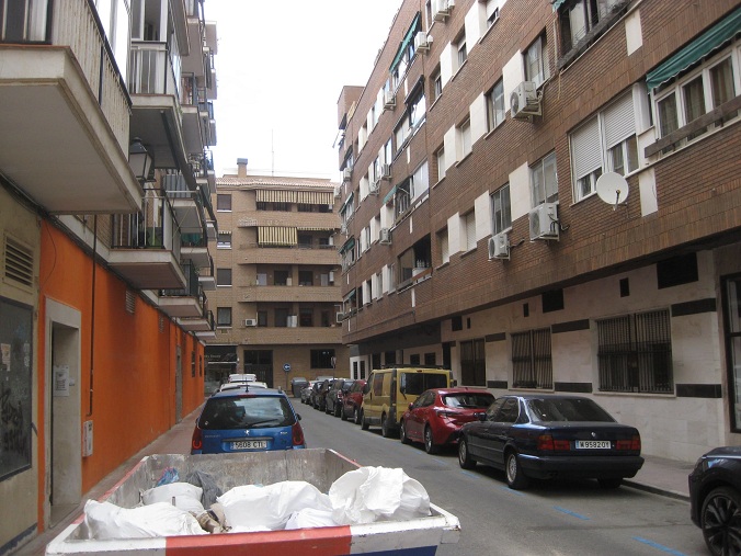 Alcalá cerca del centro de Madrid: casas en
rojo + acera también en rojo - Calle Divino Figueroa Alcalá cerca del centro de Madrid: casas en rojo
+ acera también en rojo - Calle Divino Figueroa