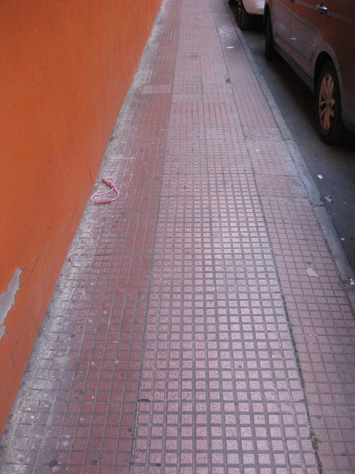 Alcal�, cerca del centro de Madrid: casas en rojo
                  y pavimento en rojo con placas rojas