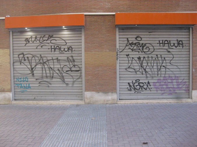Alcalá cerca del centro de Madrid: Muros rojos
+ calle roja + los anarquistas criminales de Antifa
manchan todo Alcalá cerca del centro de Madrid:
Muros rojos + calle roja + los anarquistas criminales
de Antifa manchan todo