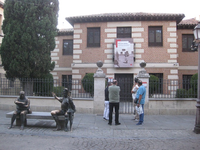 Alcal� de
                  Henares cerca de Madrid, centro: La Casa de Cervantes
                  tambi�n es de ladrillo rojo crudo, pero var�a con
                  esquinas blancas