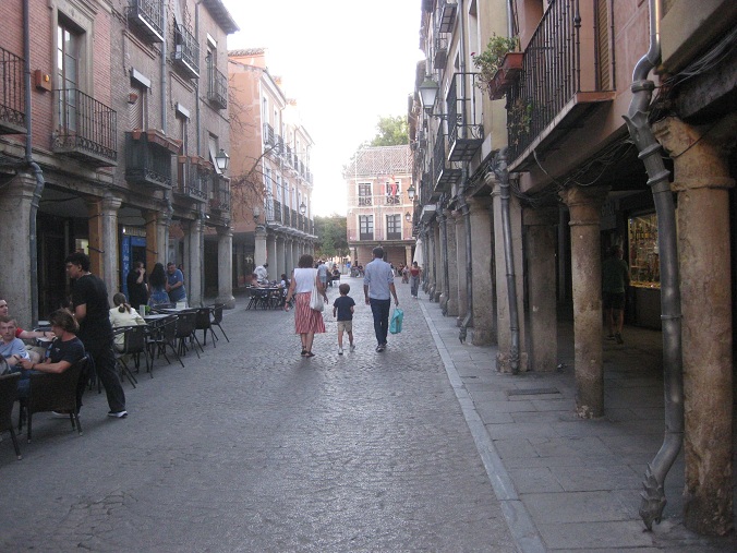 Alcalá de Henares cerca de Madrid, en el
centro, la calle principal "Calle Mayor",
todas casas están rojas de ladrillo rojo Alcalá
de Henares cerca de Madrid, en el centro, la calle
principal "Calle Mayor", todas casas están
rojas de ladrillo rojo