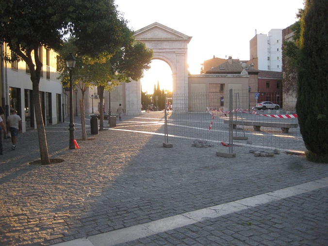 Alcal�
                  cerca de Madrid: La Puerta de Madrid en blanco (el
                  dise�o de la plaza con piedra bruta como superficie es
                  catastr�ficamente falso)