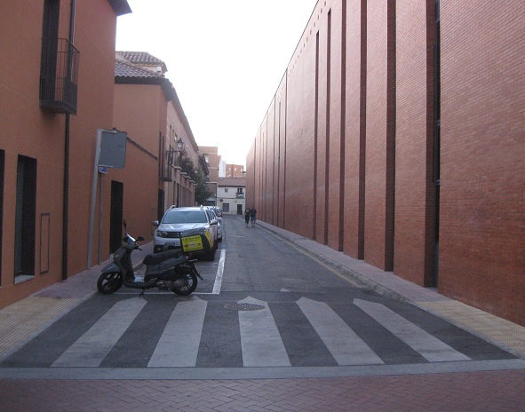 Alcalá cerca de Madrid: El instituto en el
centro es un muro gigante rojo de ladrillo rojo - y la
calle principal también está en rojo (!) Alcalá
cerca de Madrid: El instituto en el centro es un muro
gigante rojo de ladrillo rojo - y la calle principal
también está en rojo (!)