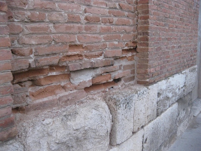 Alcal� cerca de Madrid: muro de
                ladrillos derrumbado