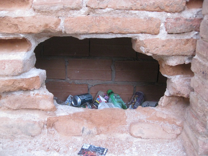 Alcalá cerca de Madrid: muro de ladrillos
destrozado con agujero y basura dentro Alcalá
cerca de Madrid: muro de ladrillos destrozado con
agujero y basura dentro