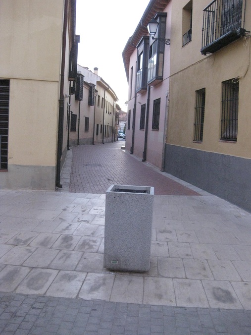Alcal� cerca de Madrid
                  en el centro: Casas amarillas y calle en rojo