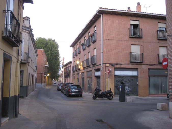 Alcalá cerca de Madrid centro: Casas en
amarillo y rojo Alcalá cerca de Madrid centro:
Casas en amarillo y rojo