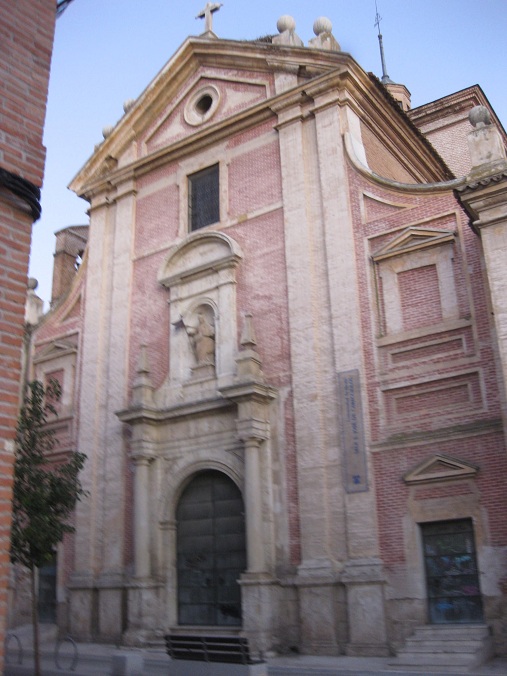 Alcal� cerca del centro
                  de Madrid: iglesia de ladrillo rojo en bruto