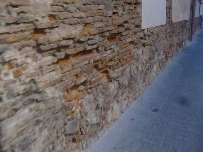 Alcalá cerca del centro de Madrid: pared de
ladrillo rota Alcalá cerca del centro de Madrid:
pared de ladrillo rota
