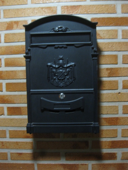 Alcal� cerca de Madrid:
                  hermoso buz�n en negro sobre pared de ladrillo rojo -
                  la combinaci�n de colores m�s agresiva
