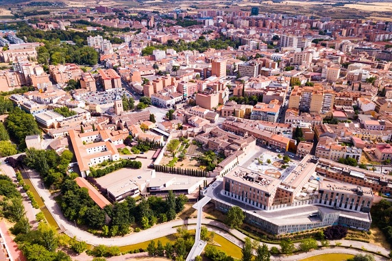Guadalajara bei Madrid: Fast alle Häuser in
rotem Ziegelstein Guadalajara bei Madrid: Fast
alle Häuser in rotem Ziegelstein