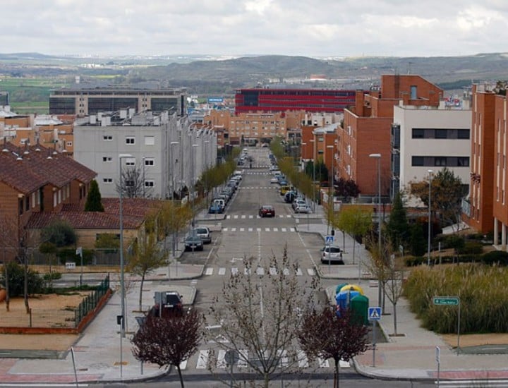 Rivas bei Madrid: Häuser in Weiss und in rotem
Ziegelstein Rivas bei Madrid: Häuser in Weiss
und in rotem Ziegelstein