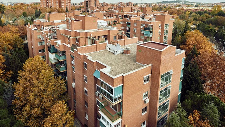 Ein weiteres Beispiel aus Rivas-Vaciamadrid:
Alle Wohnblocks sind in rohem, roten Ziegelstein ohne
andere Farben - total langweiliger Einheitsbrei Ein weiteres Beispiel aus Rivas-Vaciamadrid: Alle
Wohnblocks sind in rohem, roten Ziegelstein ohne
andere Farben - total langweiliger Einheitsbrei