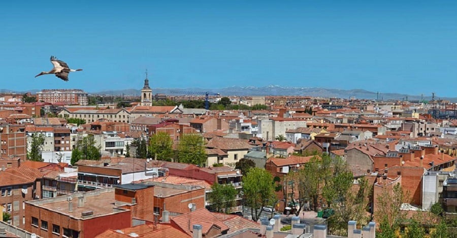 Getafe bei Madrid: Fast alle Häuser sind aus
rotem Ziegelstein, und die Dächer sind aus roten
Dachziegeln - das ergibt eine ROTE SUPPE Getafe
bei Madrid: Fast alle Häuser sind aus rotem
Ziegelstein, und die Dächer sind aus roten Dachziegeln
- das ergibt eine ROTE SUPPE