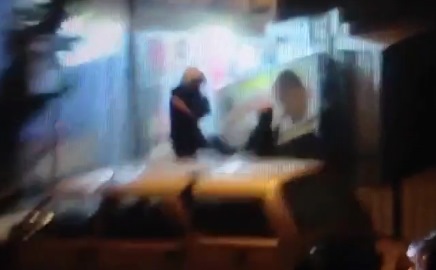 T�rkische Schl�gerpolizei 08, ein
                          Marsmensch tritt einen Fussg�nger zu Boden