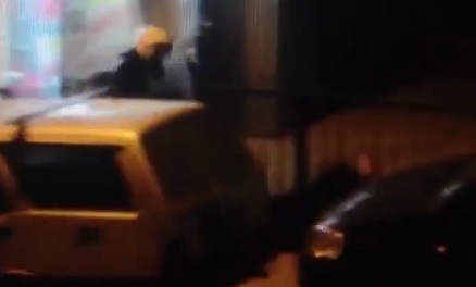 T�rkische Schl�gerpolizei 09, Schlag mit
                          den Kn�ppel gegen den Fussg�nger, der am Boden
                          liegt
