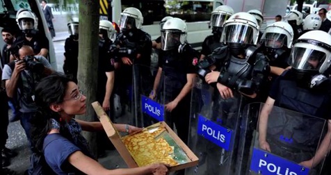 T�rkische Schl�gerpolizei 19, Angebot
                          einer Malzeit f�r die Marsmenschen mit ihren
                          Plexiglas-Schildern
