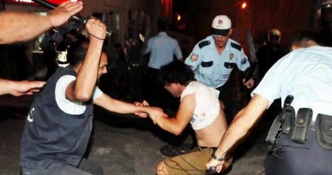 T�rkische Schl�gerpolizei 26, vier
                          Marsmenschen k�mpfen gegen einen Demonstrant
                          im Hemd