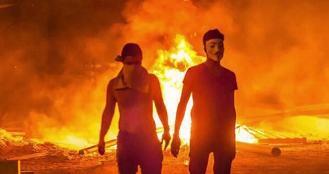T�rkische Schl�gerpolizei 37,
                          Demonstranten vor einer brennenden Barrikade