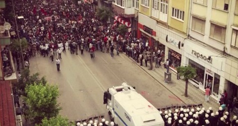 T�rkische Schl�gerpolizei 38,
                          Marsmenschen mit Wasserwerfer stellen sich
                          gegen Demonstranten