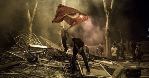 T�rkische Schl�gerpolizei
                          41, ein Demonstrant mit einer T�rkei-Fahne auf
                          einem Schlachtfeld mit Gitter-Abschrankungen