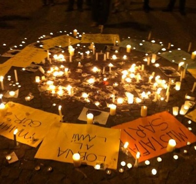 15. Juni 2013: Kerzen f�r
                        das Gedenken an die bisherigen Todesopfer in der
                        Dauerschlacht um den Erhalt des Gezi-Parks
