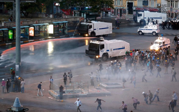Gezi-Park am
                15. Juni 2013: Marsmenschen-Schl�gerpolizisten machen
                Wasserspiele mit chemischem Giftwasser, das
                Hautreizungen verursacht